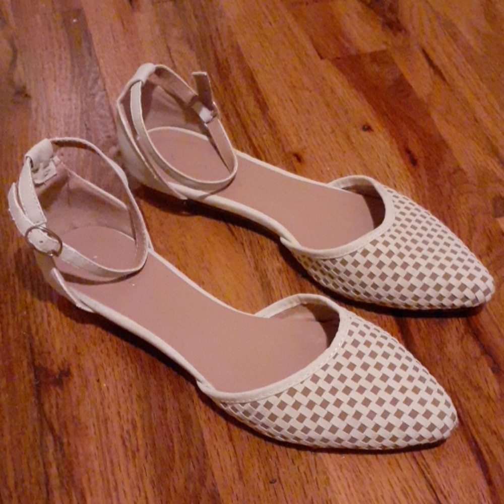 Strappy beige/gold flats. Size 9, fits like an 8.